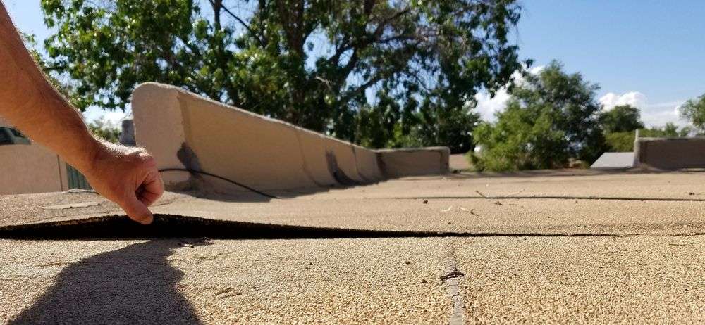 Losliggend dakleer op plat dak in Veendam